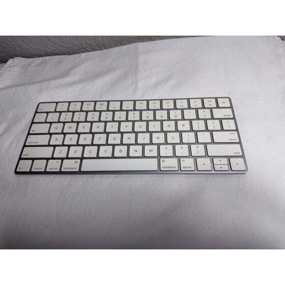 Apple Wireless Magic Keyboard 2 A1644 EMC 2815 MLA22LL/A - Picture 1 of 3